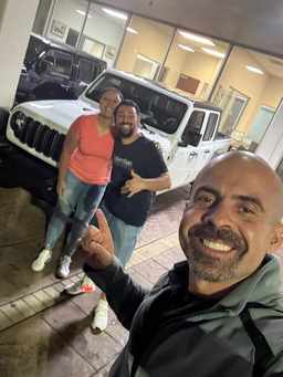 Cliente satisfeito com a compra do carro nos EUA, ao lado do David